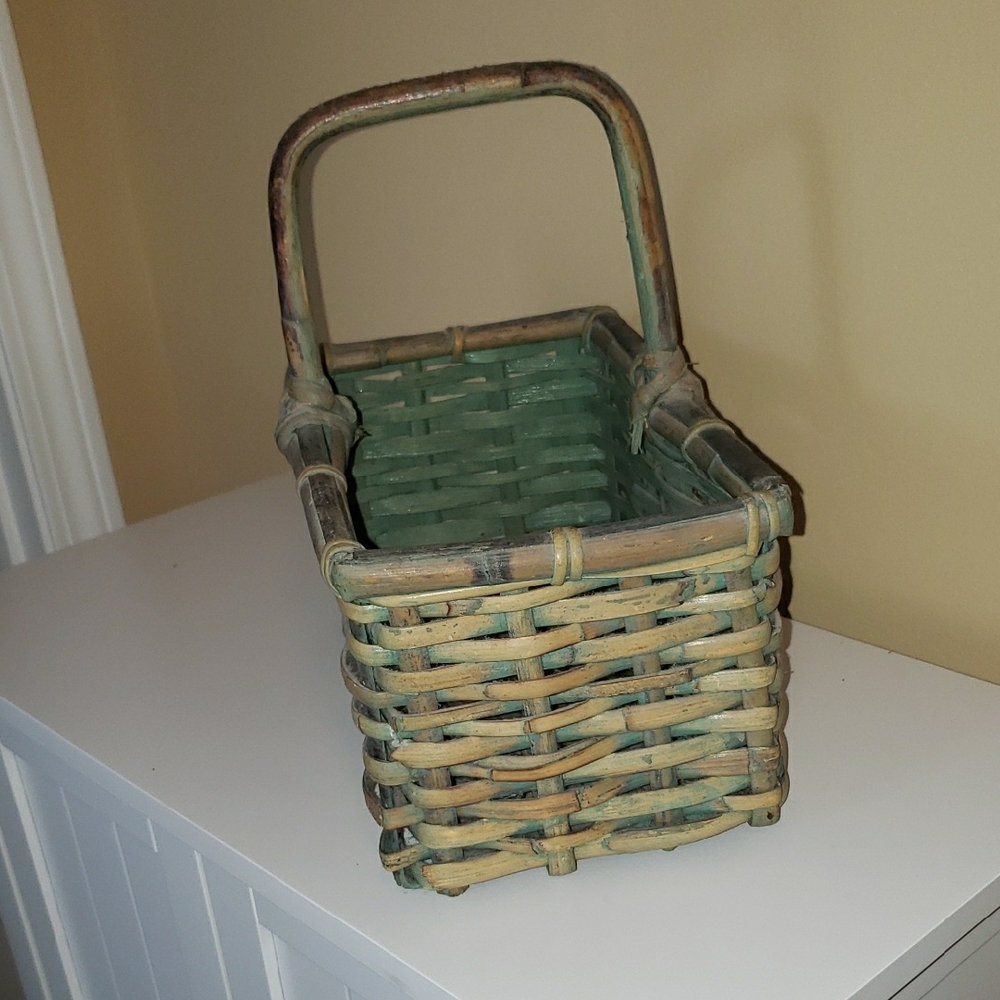 Vtg Rustic Hand-Woven Basket with Handle